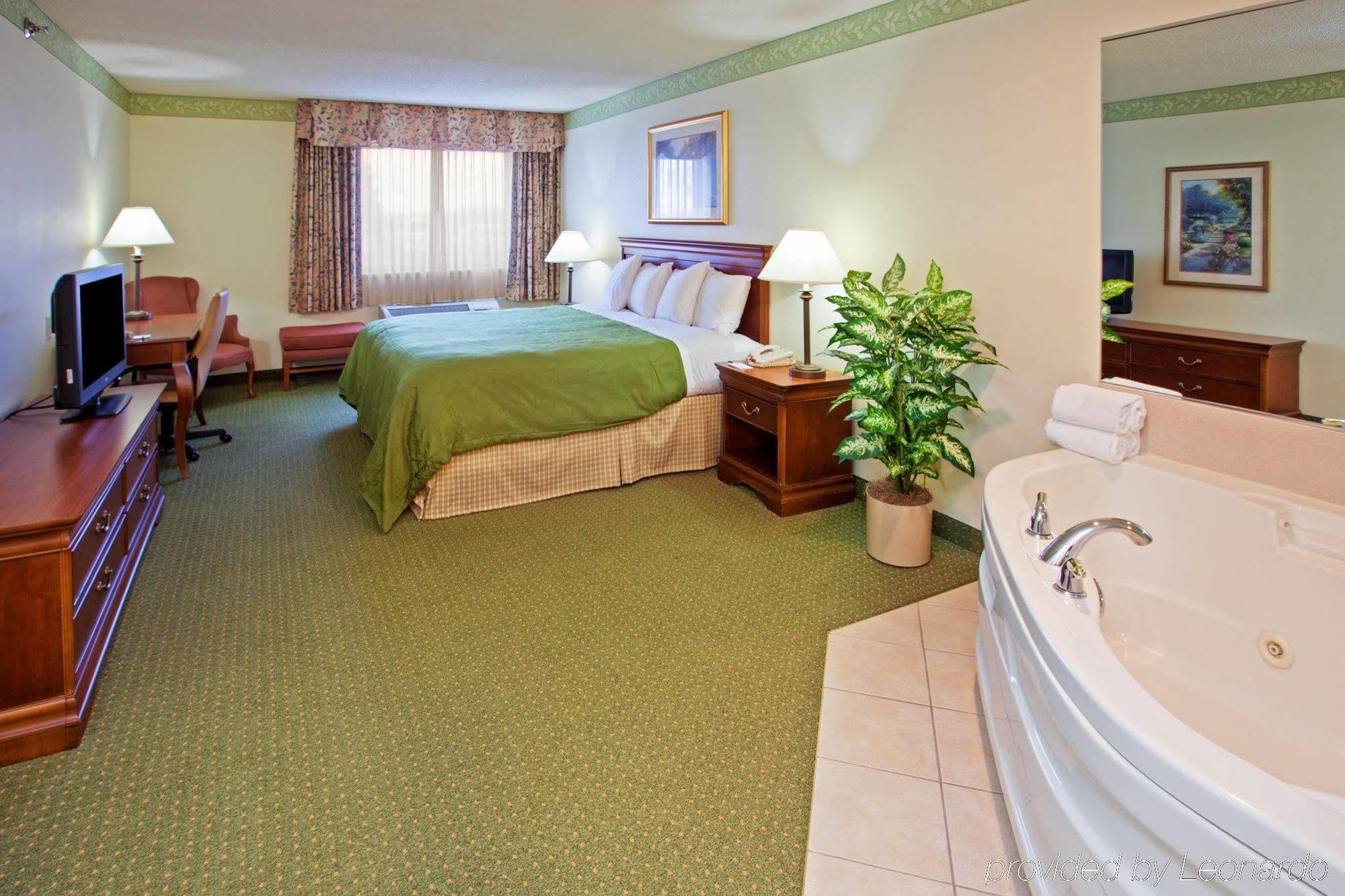 Baymont By Wyndham Mishawaka South Bend Area Hotell Exteriör bild